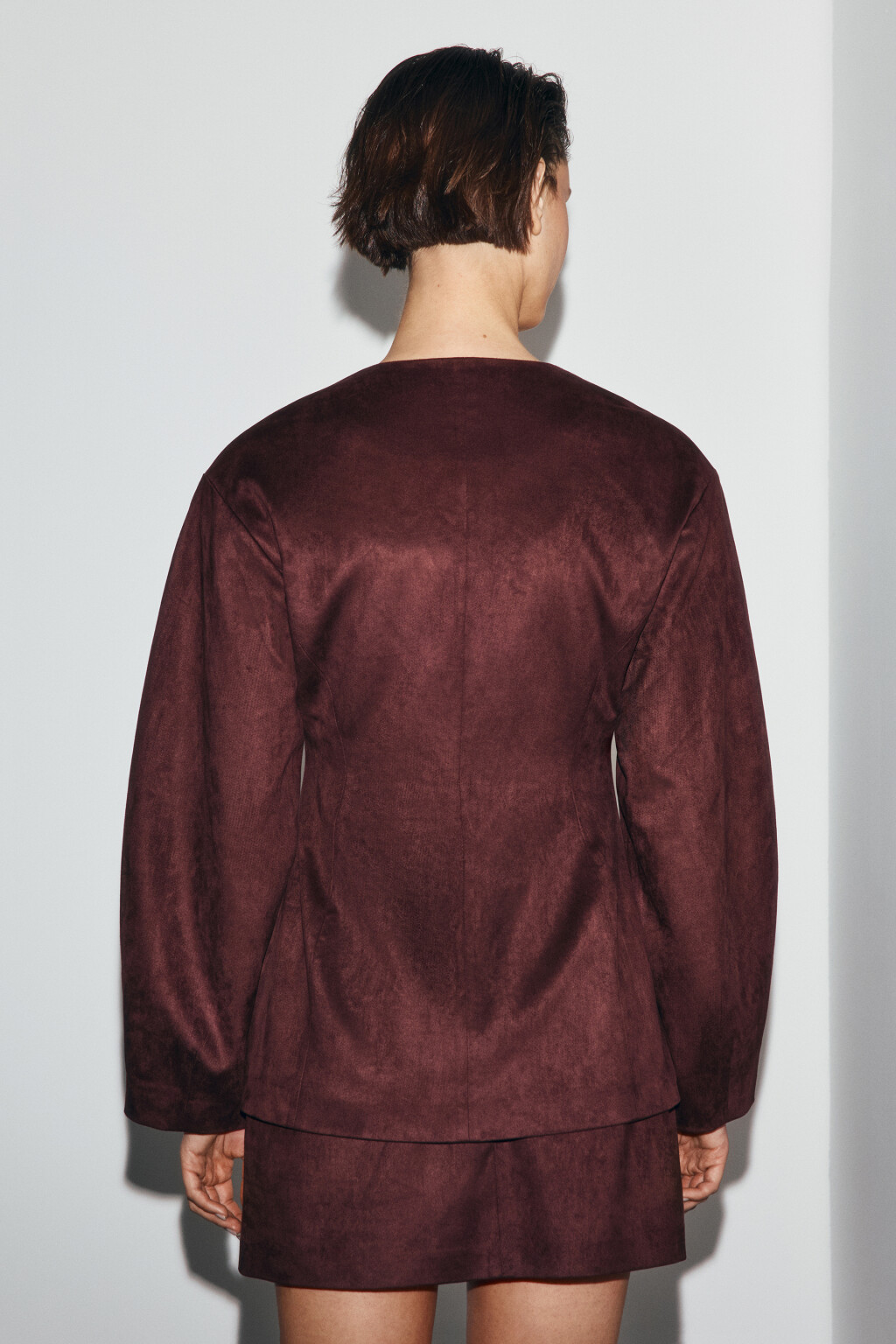 Пиджак приталенный с замшевой фактурой - цвет коричневый - 4