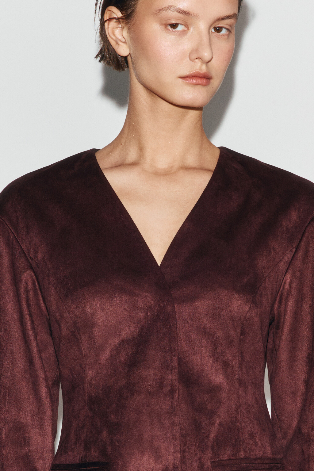 Пиджак приталенный с замшевой фактурой - цвет коричневый - 6