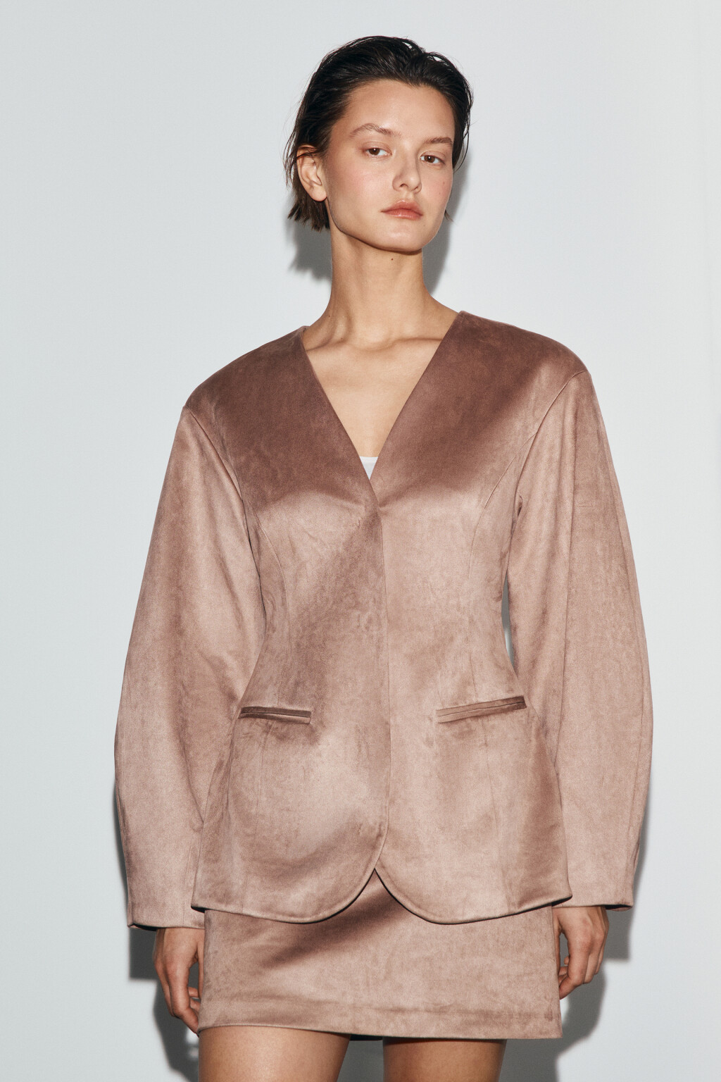 Пиджак приталенный с замшевой фактурой - цвет бежевый - 2