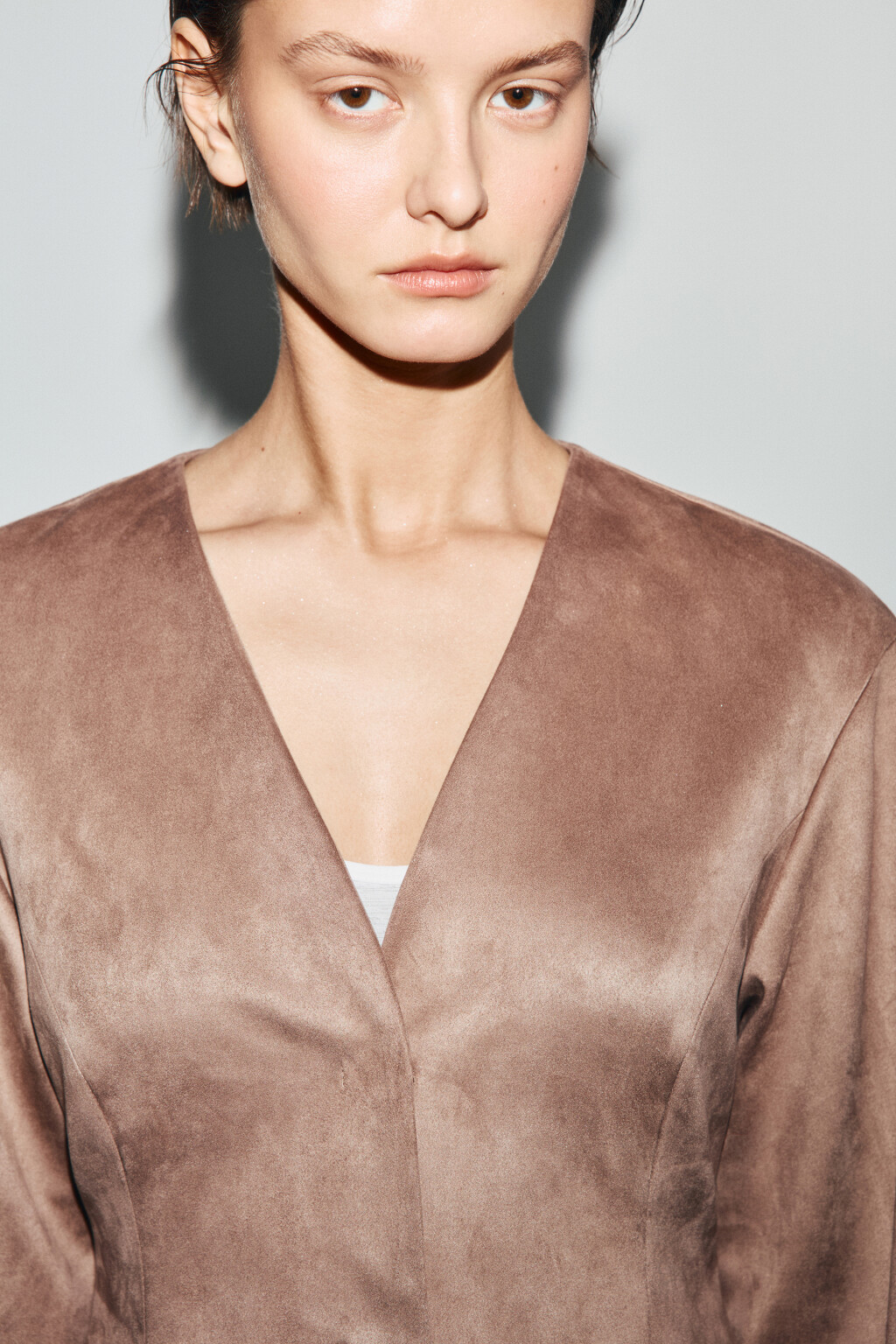 Пиджак приталенный с замшевой фактурой - цвет бежевый - 5