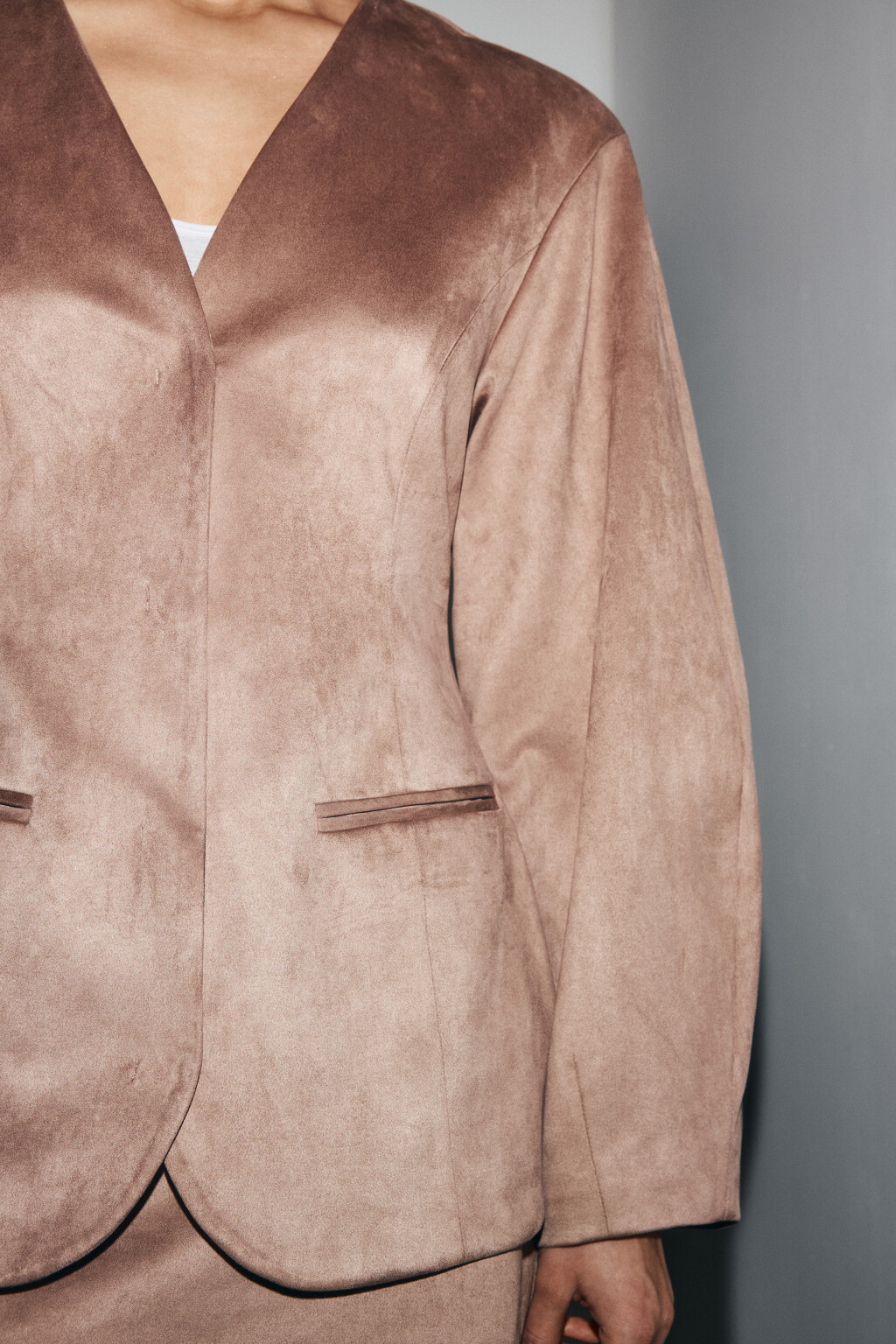 Пиджак приталенный с замшевой фактурой - цвет бежевый - 6