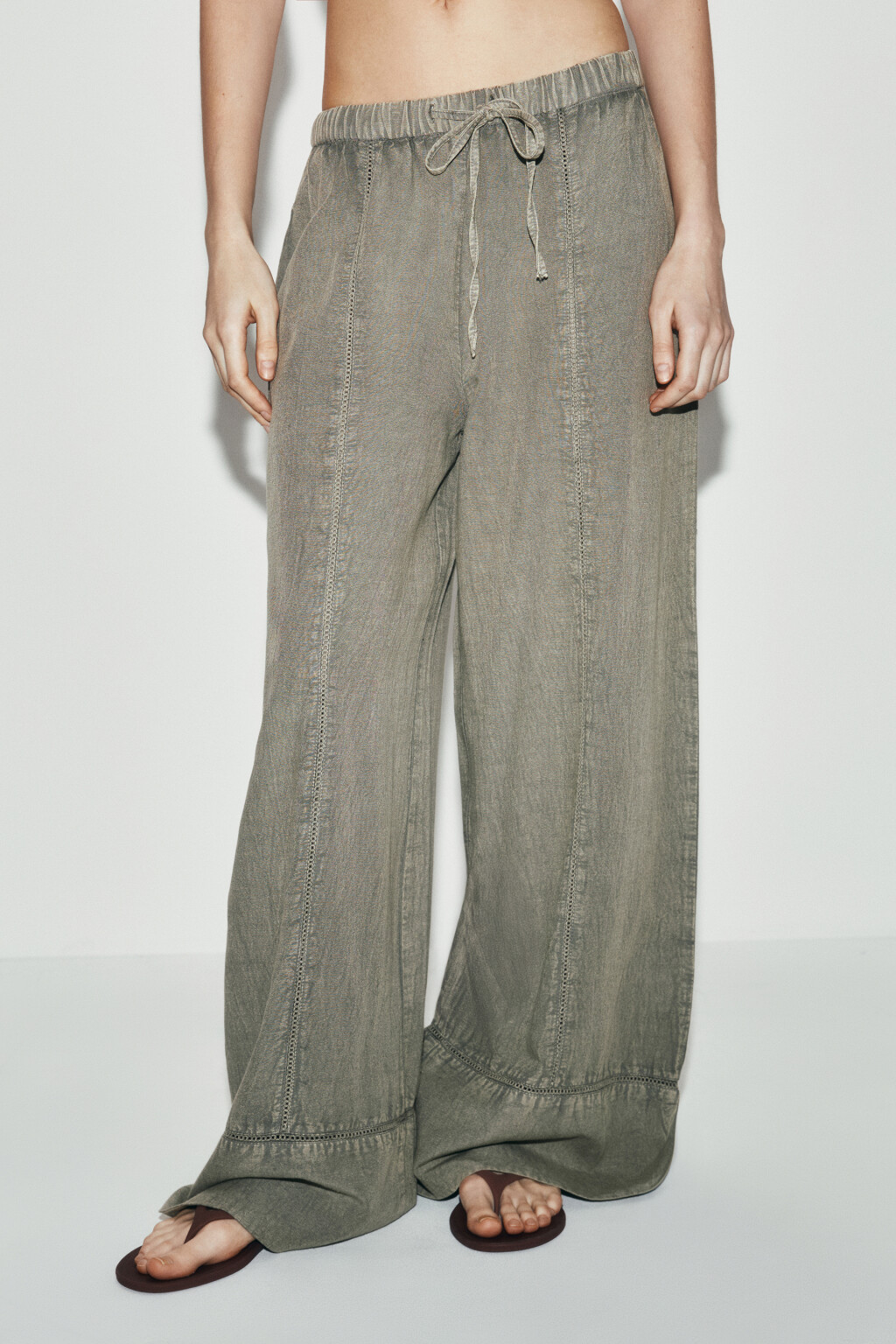 Брюки wide leg со средней посадкой и льном - цвет зеленый - 2