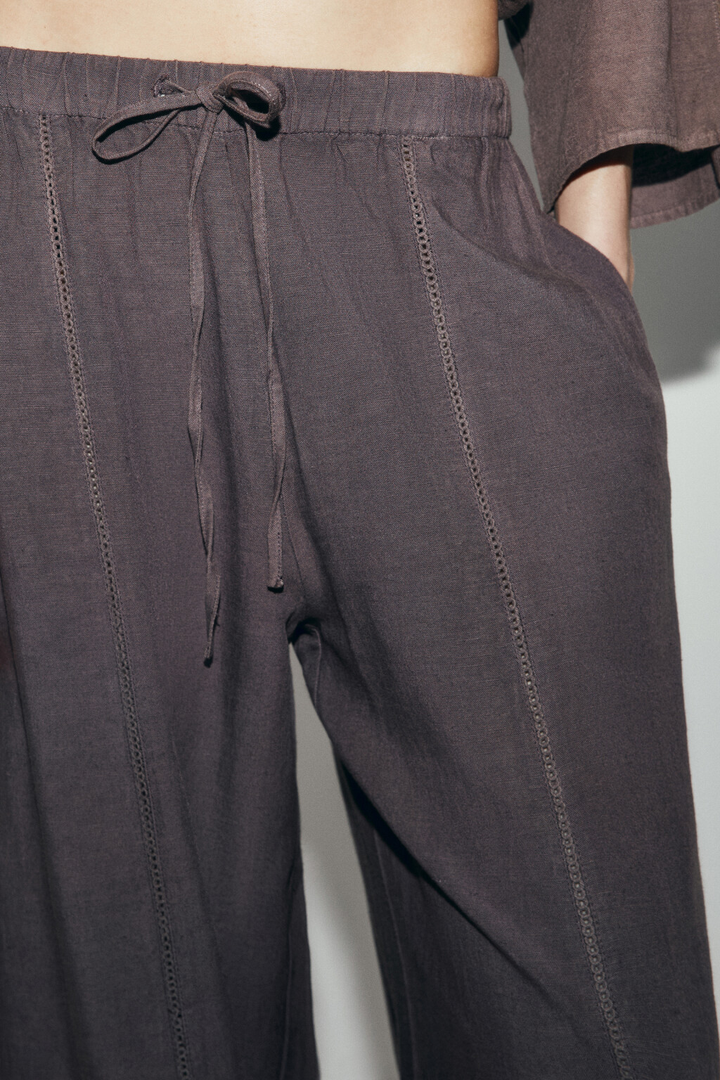 Брюки wide leg со средней посадкой и льном - цвет коричневый - 5