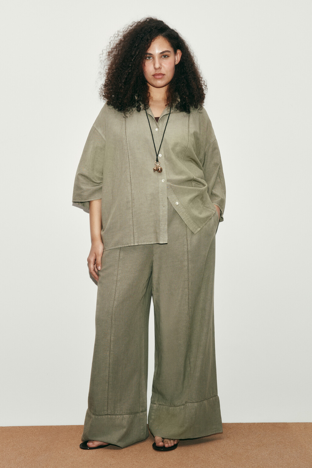 Брюки wide leg со средней посадкой и льном - цвет зеленый - 4