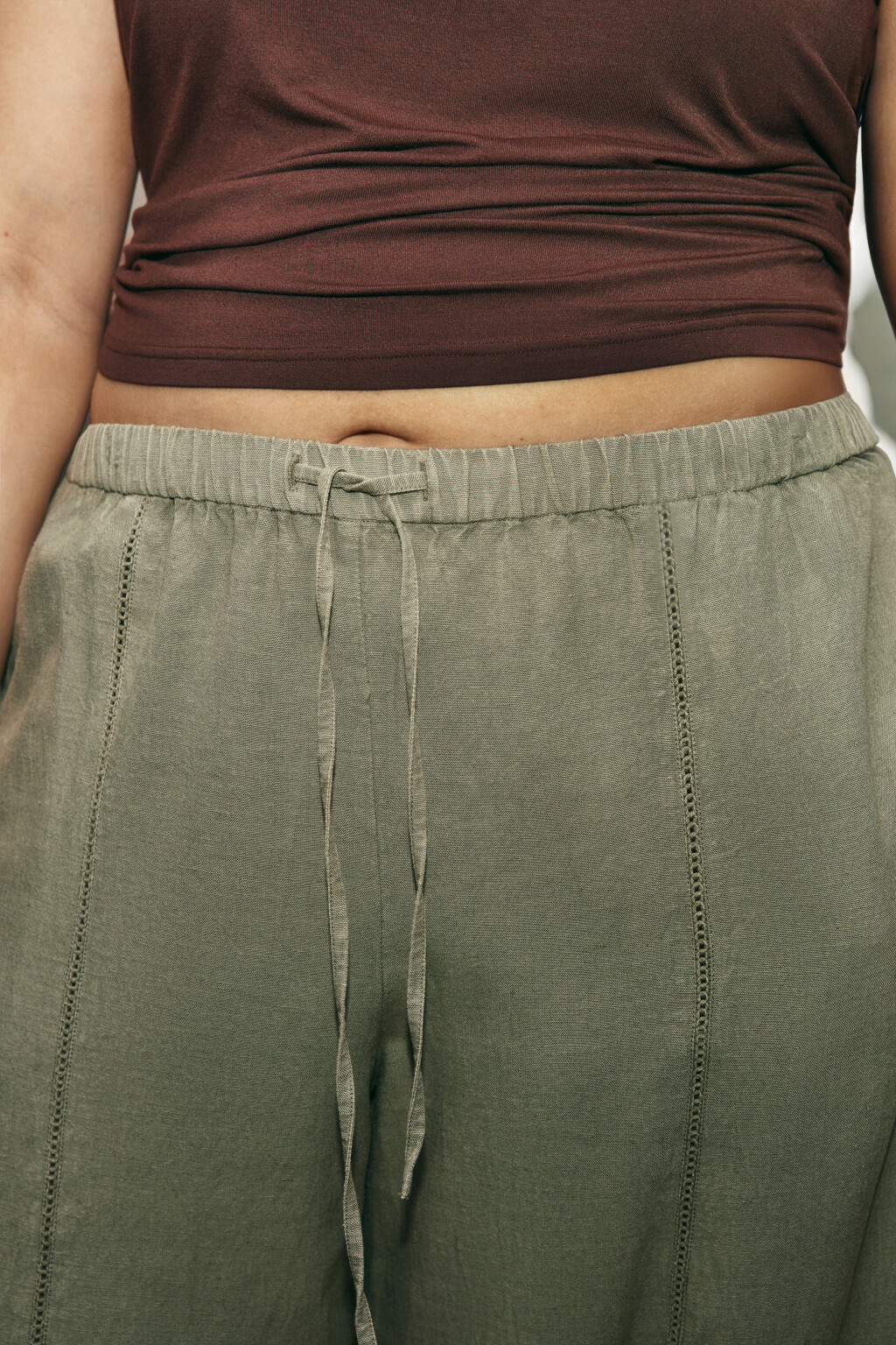 Брюки wide leg со средней посадкой и льном - цвет зеленый - 5