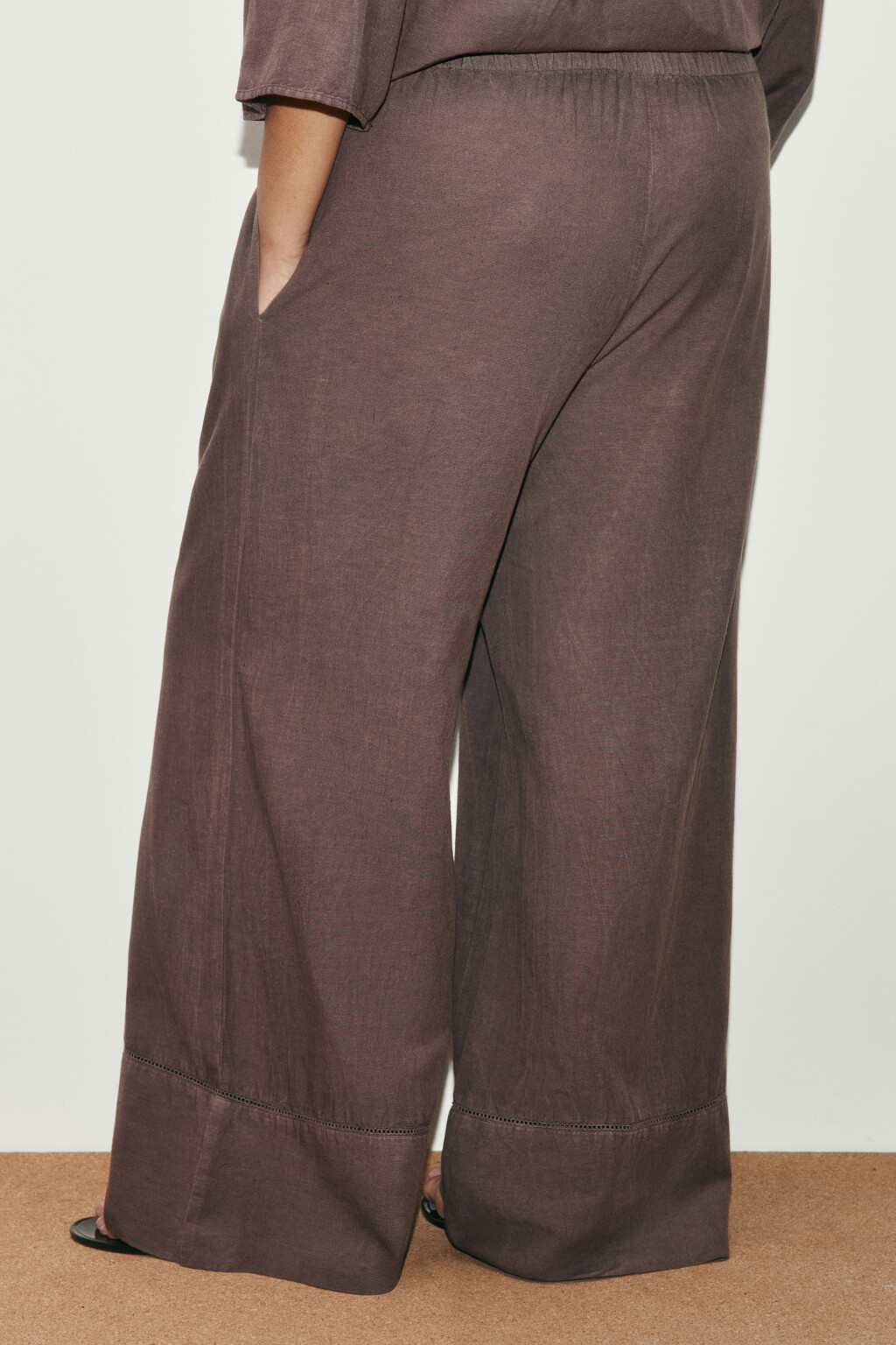 Брюки wide leg со средней посадкой и льном - цвет коричневый - 3