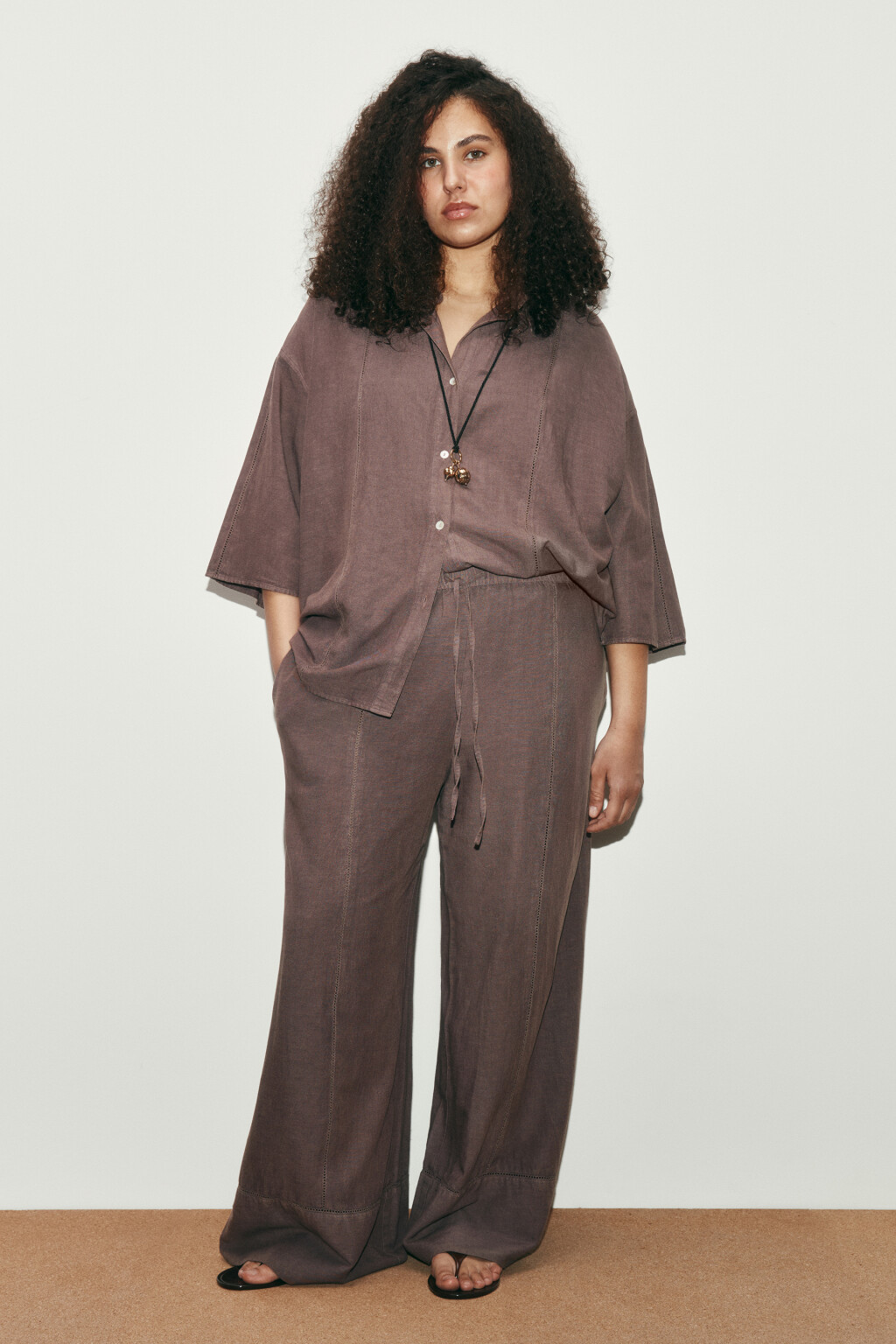 Брюки wide leg со средней посадкой и льном - цвет коричневый - 4