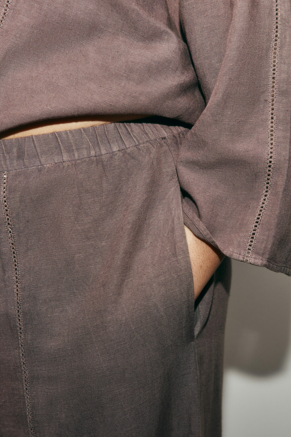 Брюки wide leg со средней посадкой и льном - цвет коричневый - 6