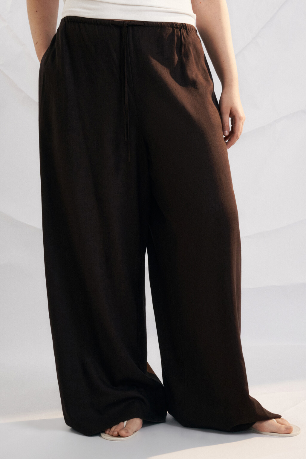 Брюки широкие вискозные на завязках со льном больших размеров - цвет коричневый - 2