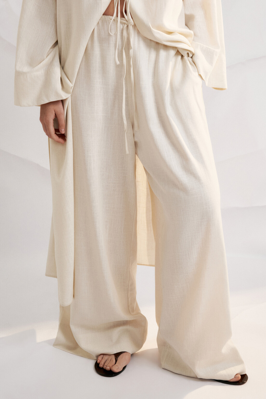 Брюки широкие вискозные на завязках со льном больших размеров - цвет молочный - 1