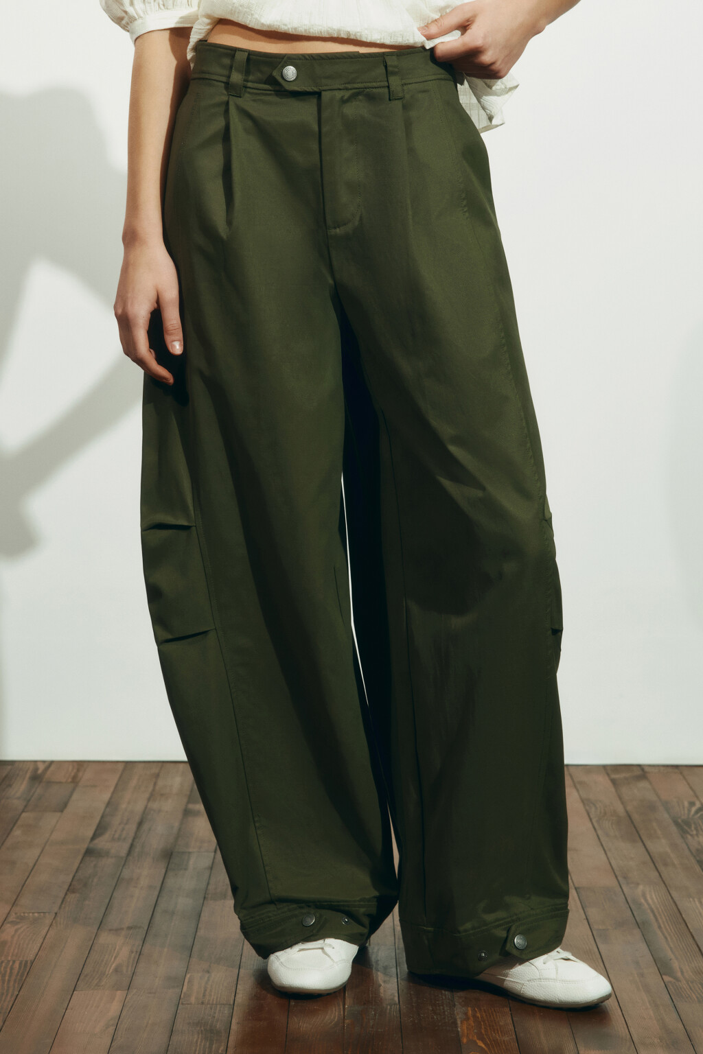 Брюки barrel fit со средней посадкой укороченные - цвет зеленый - 2