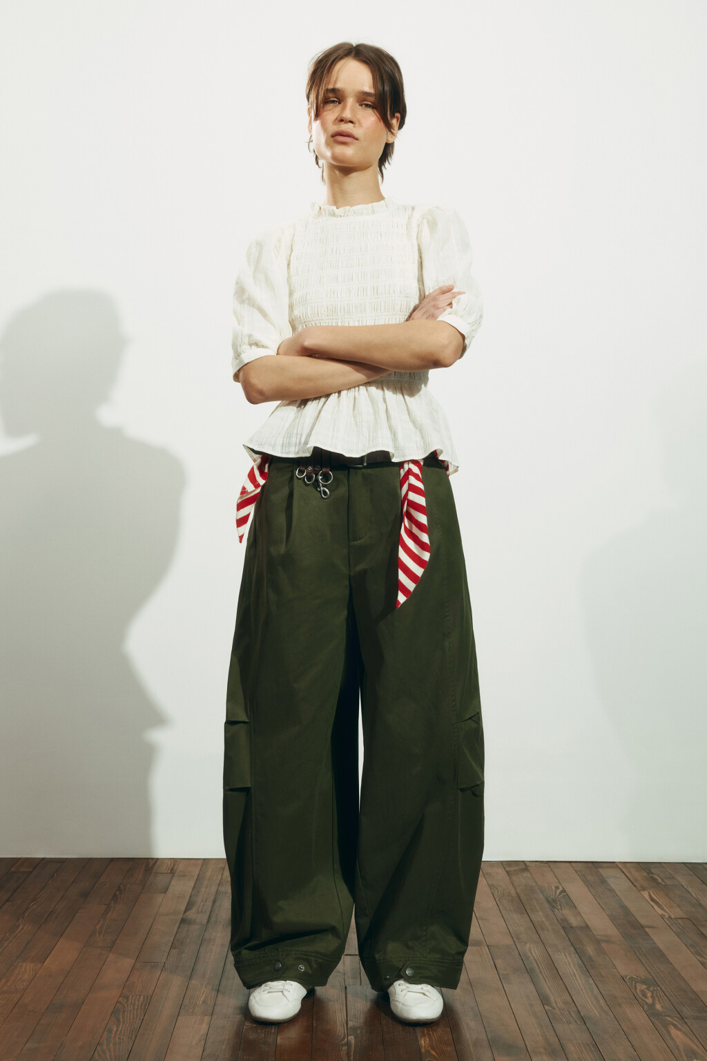 Брюки barrel fit со средней посадкой укороченные - цвет зеленый - 4