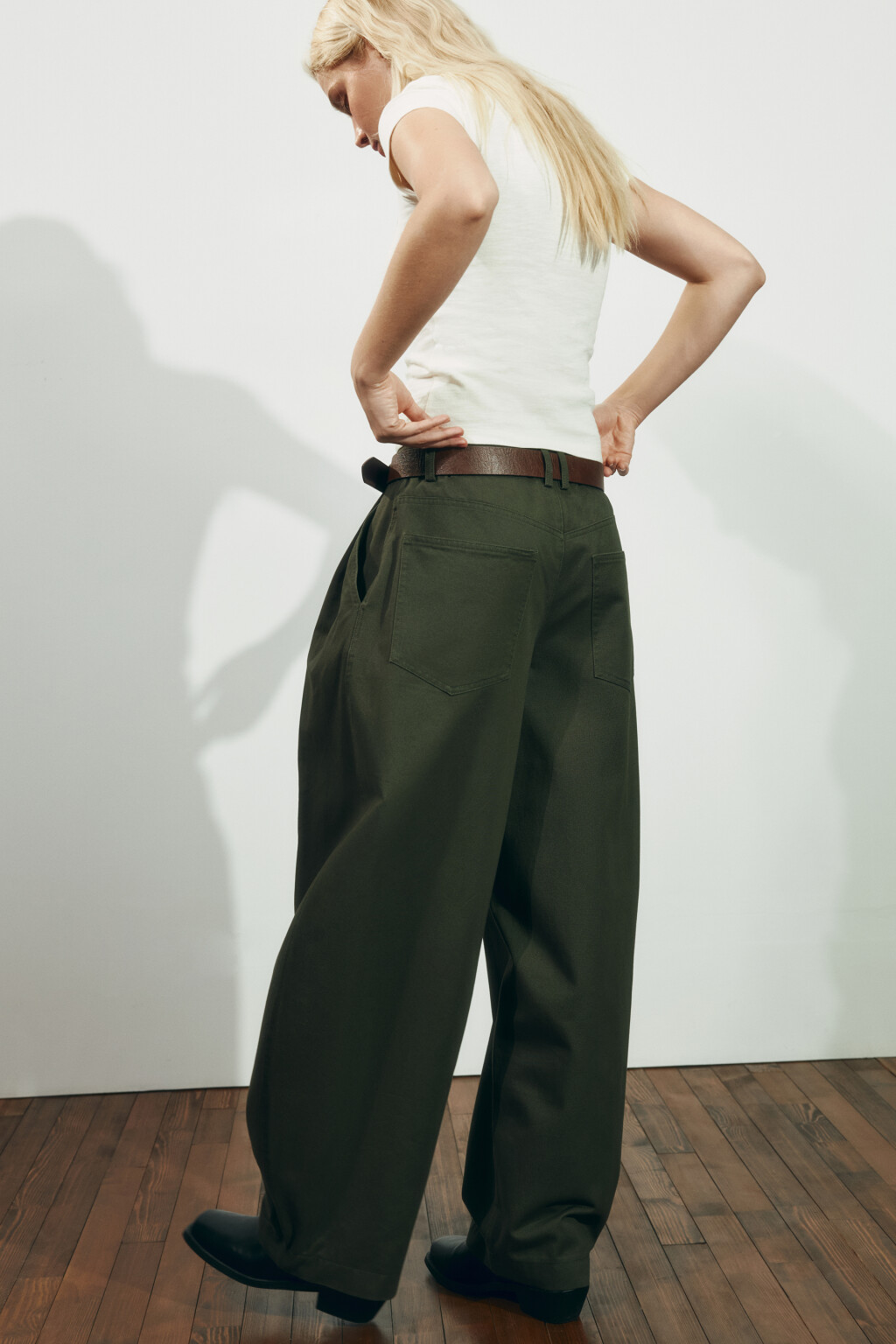 Брюки barrel fit костюмные со средней посадкой - цвет зеленый - 2