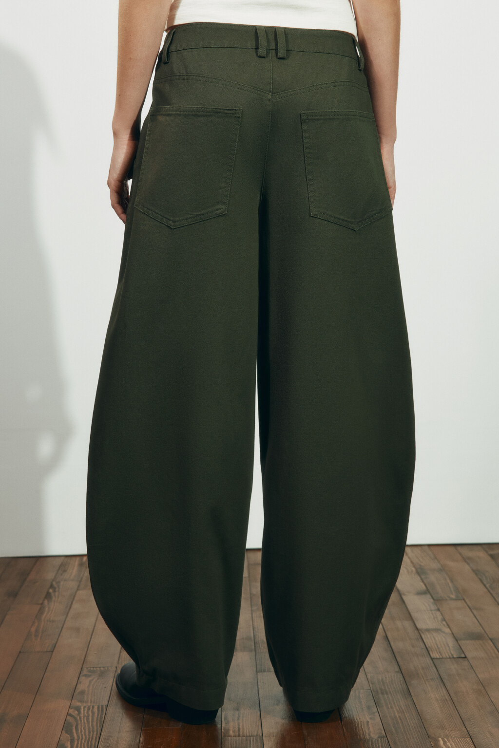 Брюки barrel fit костюмные со средней посадкой - цвет зеленый - 4