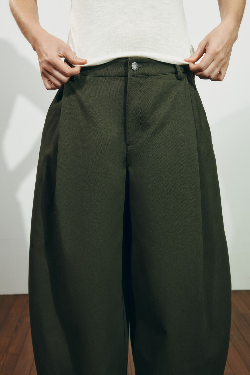 Брюки barrel fit костюмные со средней посадкой - цвет зеленый - 6