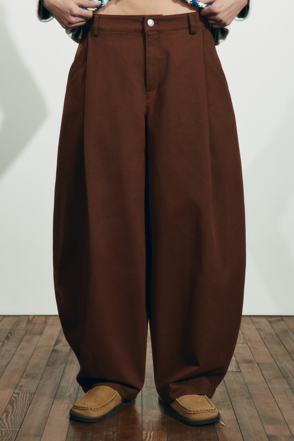 Брюки barrel fit костюмные со средней посадкой - цвет коричневый - 4