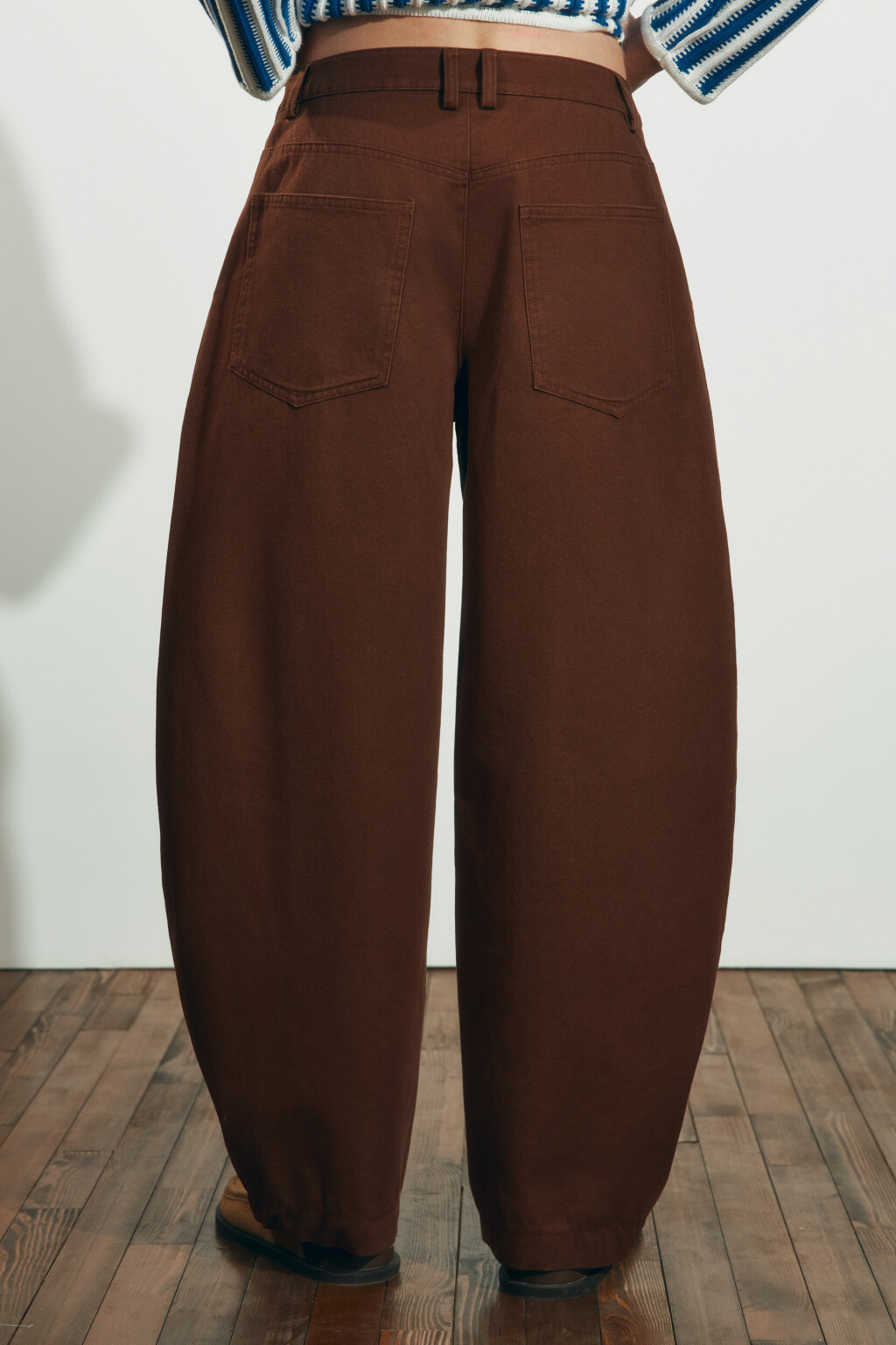 Брюки barrel fit костюмные со средней посадкой - цвет коричневый - 5