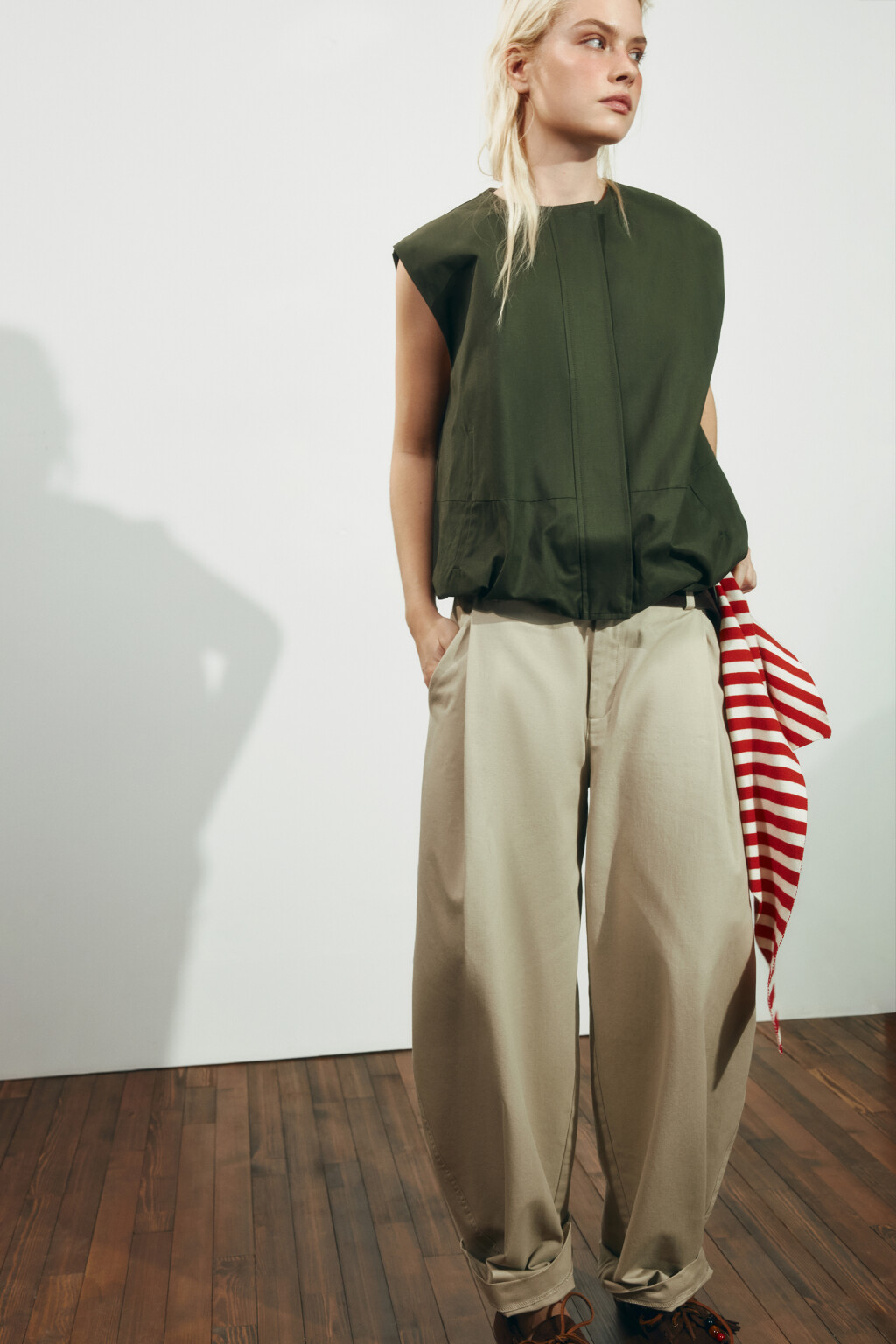 Брюки barrel fit костюмные со средней посадкой - цвет молочный - 2