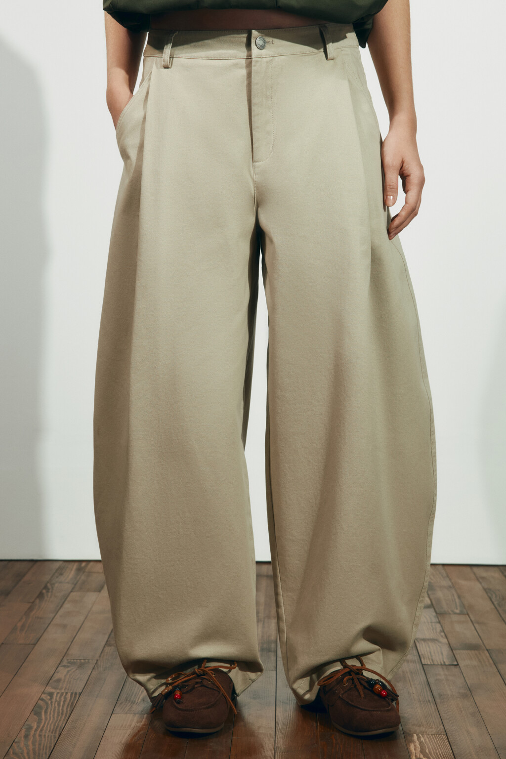 Брюки barrel fit костюмные со средней посадкой - цвет молочный - 4