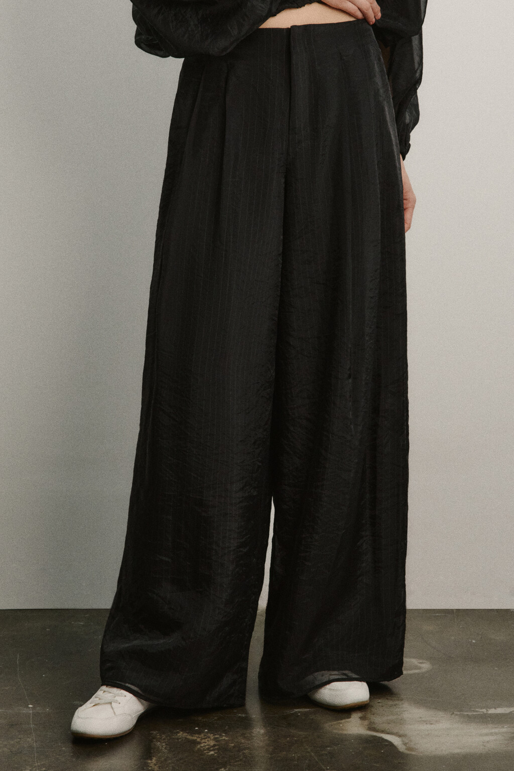 Брюки широкие с высоком посадкой и полупрозрачным вторым слоем - цвет черный - 2