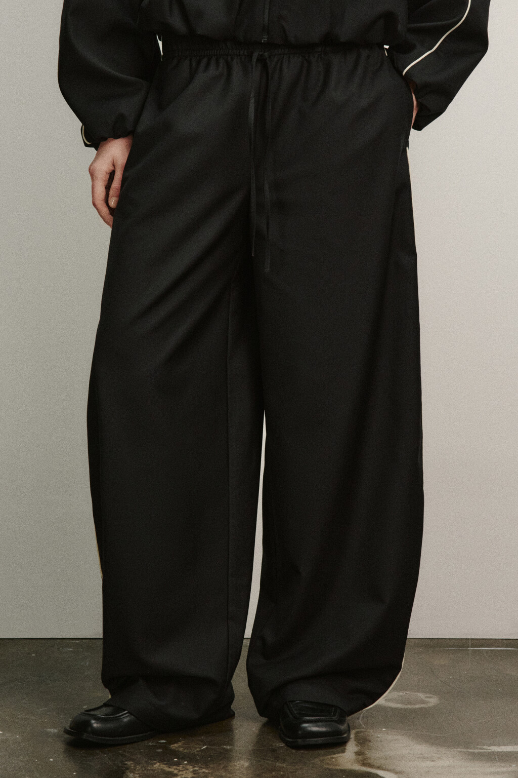 Брюки barrel fit на завязках с лампасами - цвет черный - 2