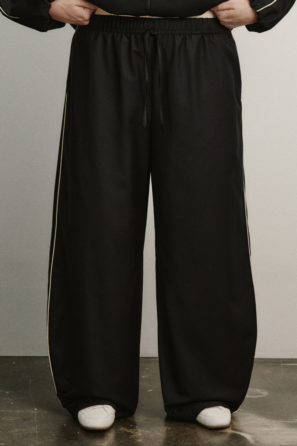 Брюки barrel fit на завязках с лампасами - цвет черный - 2