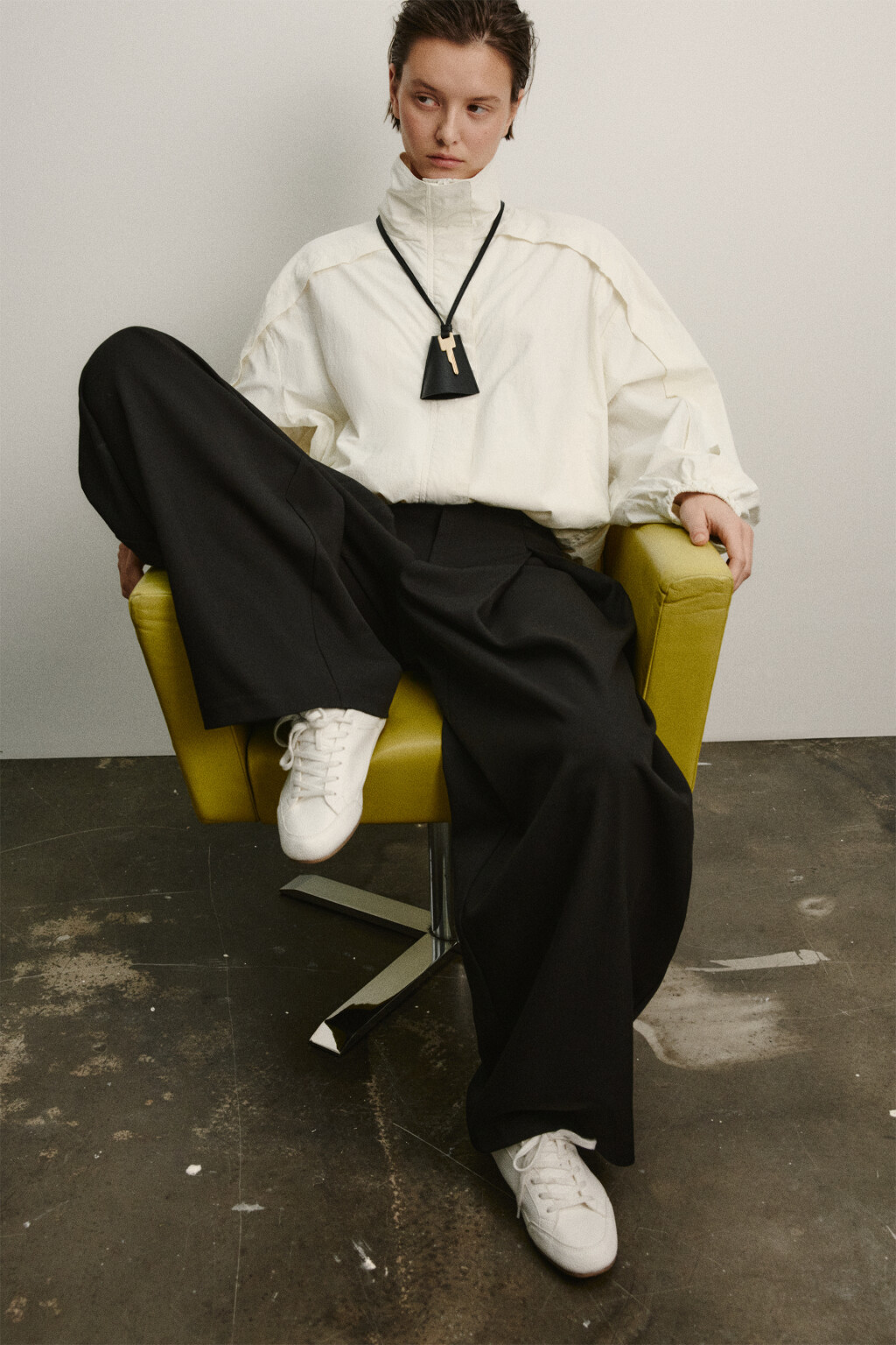 Брюки костюмные со средней посадкой и защипами - цвет черный - 1