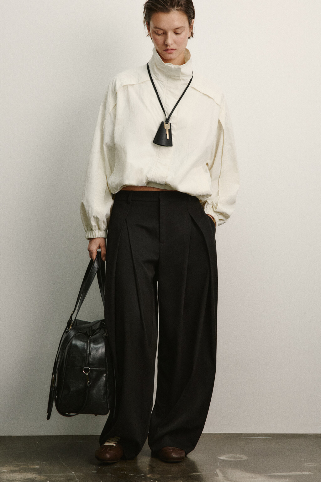 Брюки костюмные со средней посадкой и защипами - цвет черный - 2