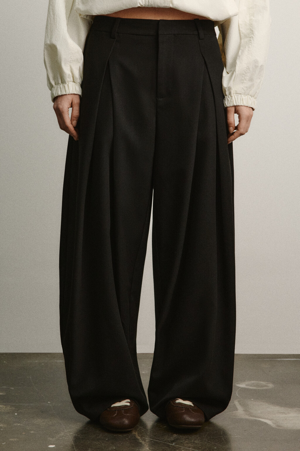 Брюки костюмные со средней посадкой и защипами - цвет черный - 3