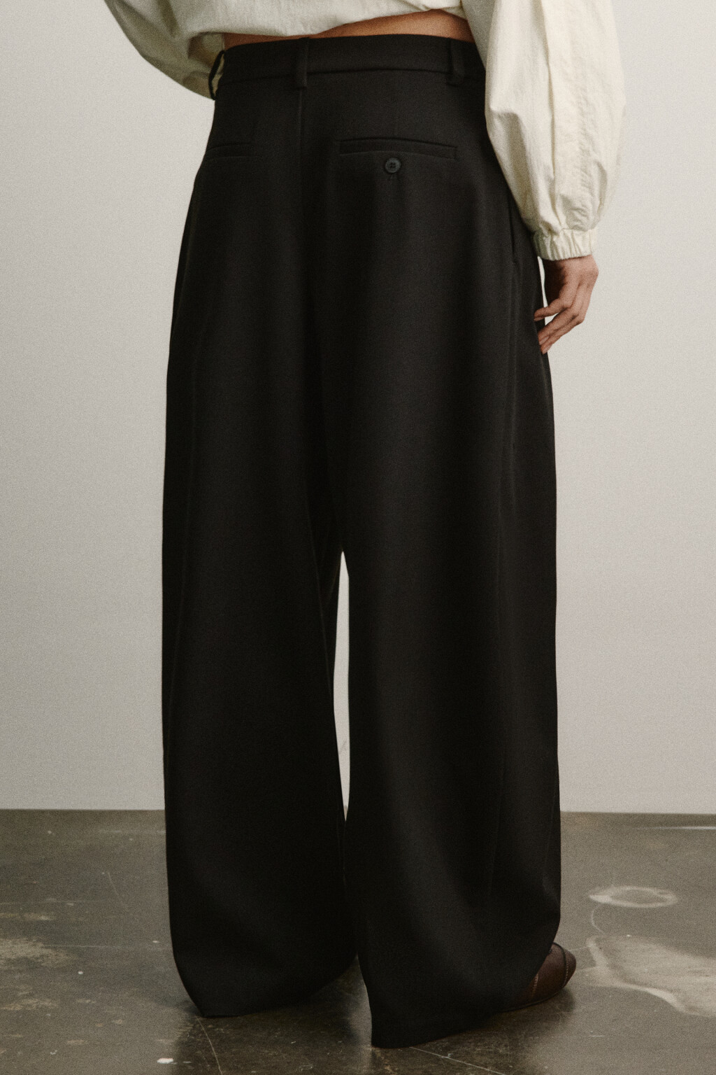 Брюки костюмные со средней посадкой и защипами - цвет черный - 4