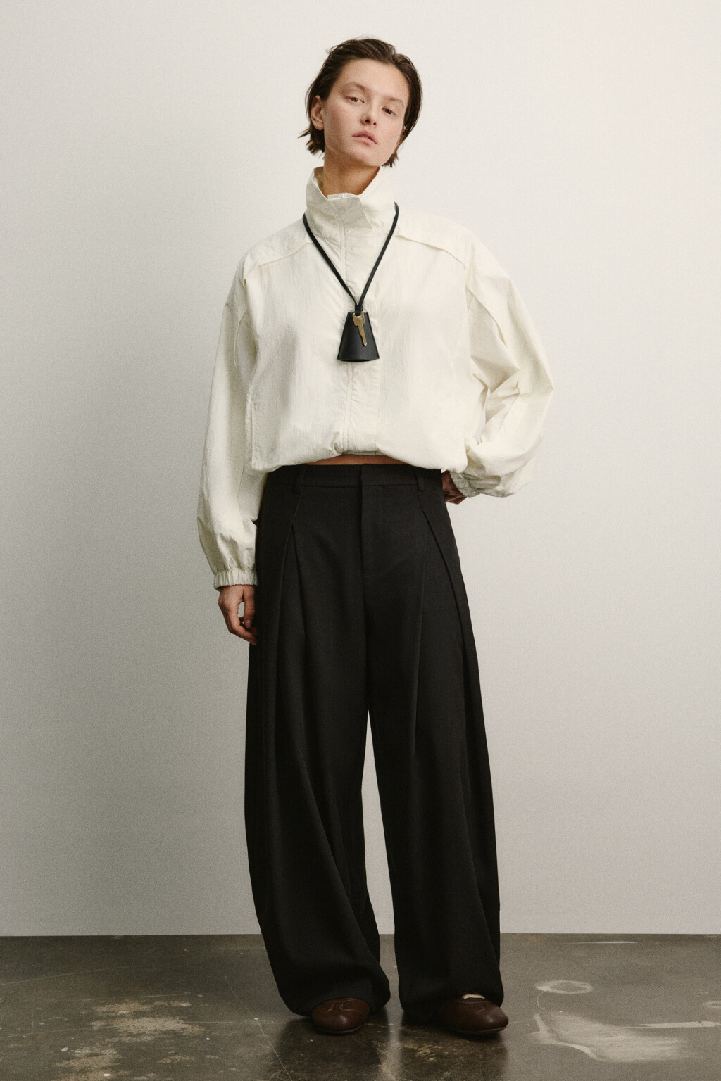 Брюки костюмные со средней посадкой и защипами - цвет черный - 5