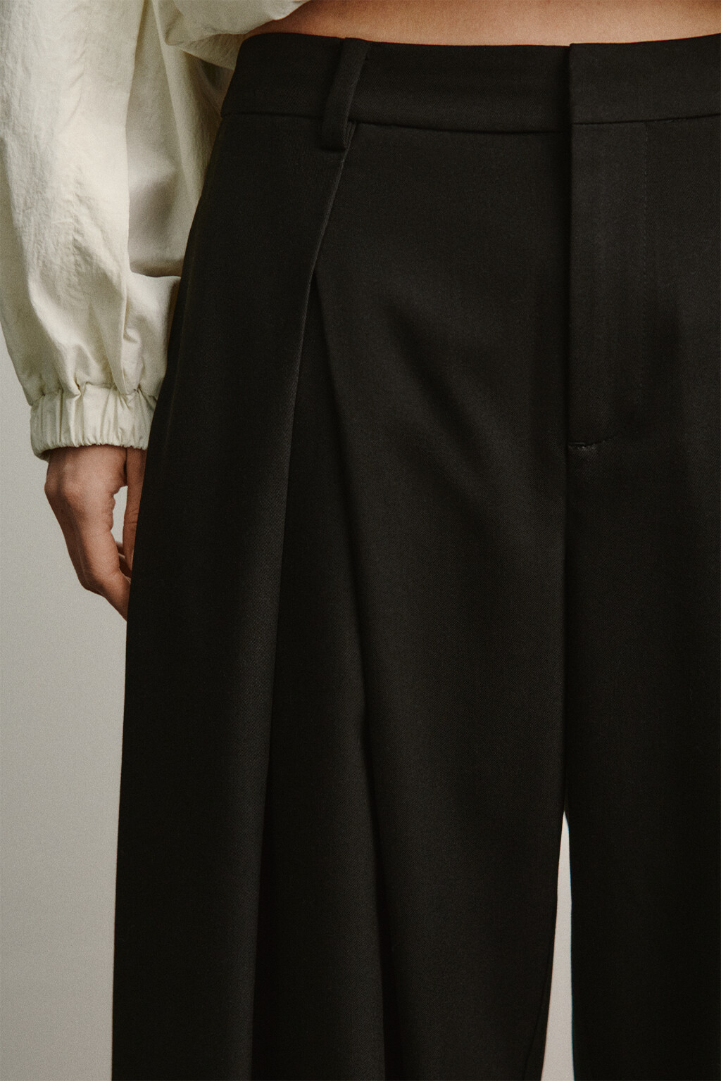 Брюки костюмные со средней посадкой и защипами - цвет черный - 6