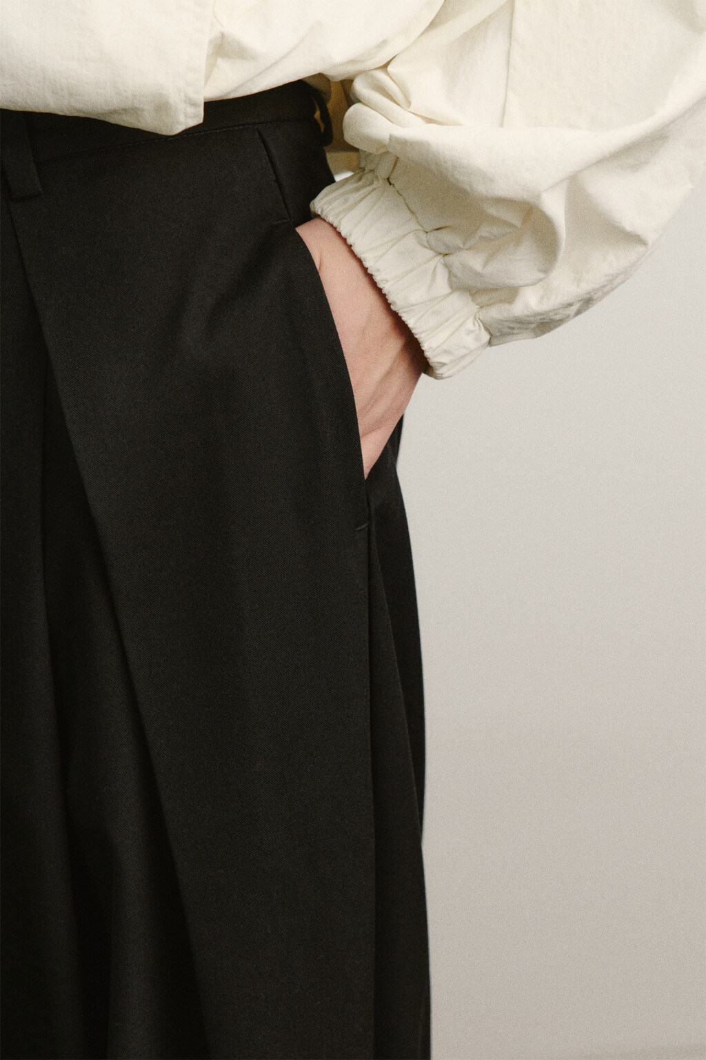 Брюки костюмные со средней посадкой и защипами - цвет черный - 7
