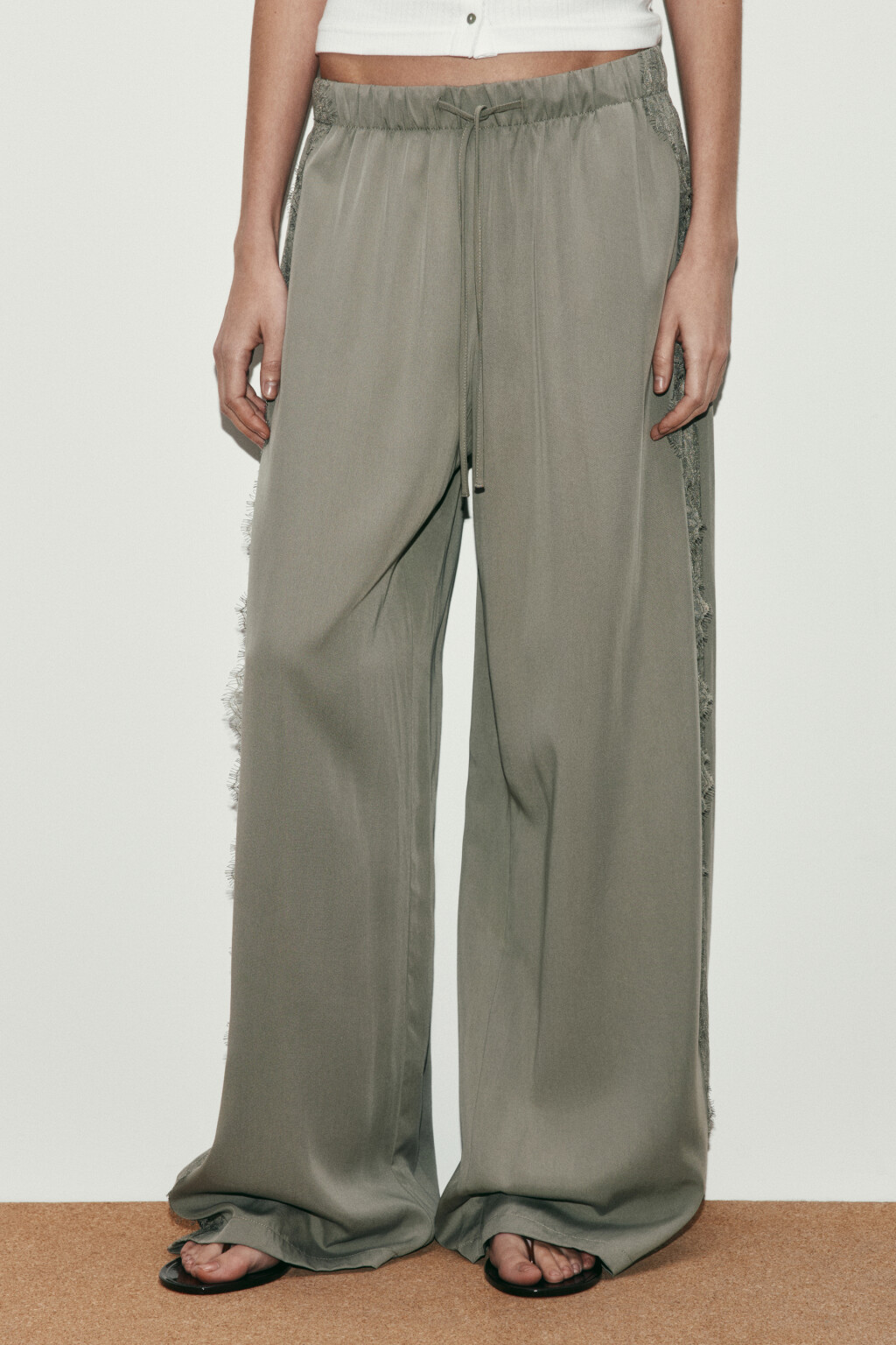 Брюки wide leg из тенсела на завязках с кружевом - цвет зеленый - 3
