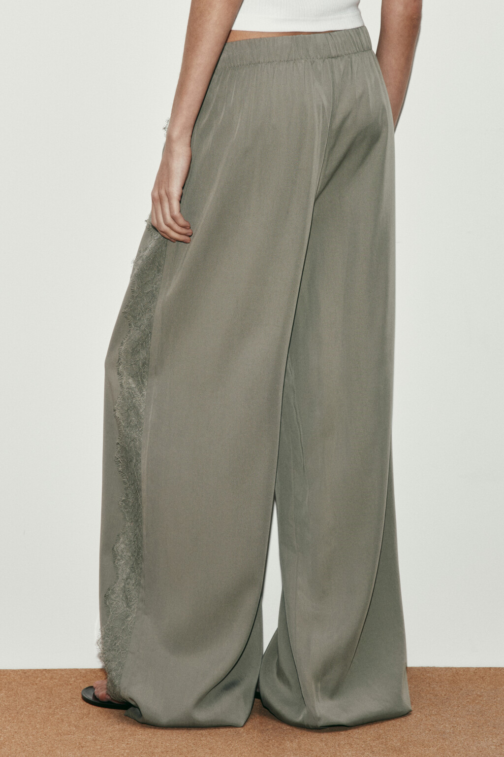 Брюки wide leg из тенсела на завязках с кружевом - цвет зеленый - 4