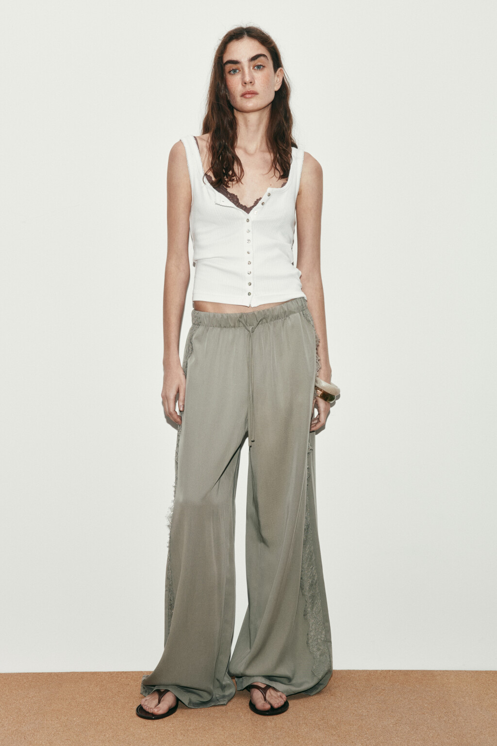 Брюки wide leg из тенсела на завязках с кружевом - цвет зеленый - 5