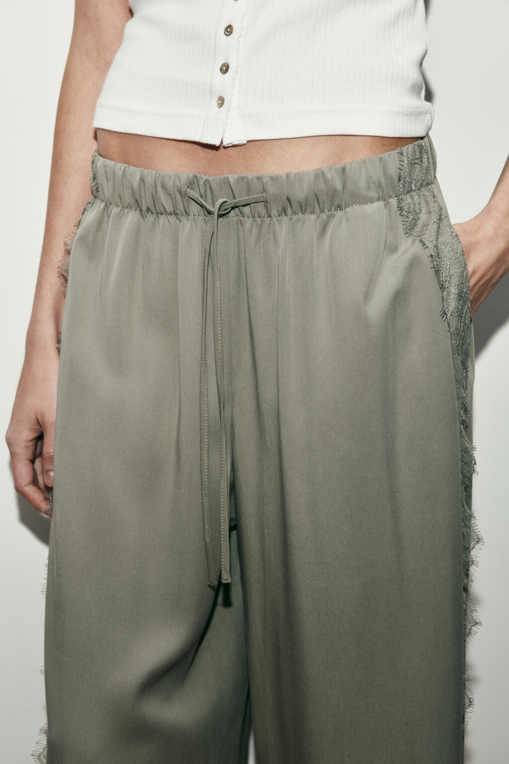 Брюки wide leg из тенсела на завязках с кружевом - цвет зеленый - 6