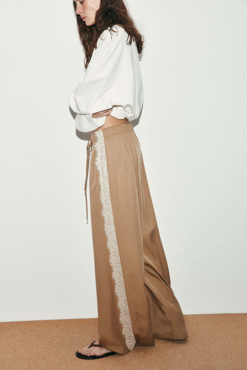 Брюки wide leg из тенсела на завязках с кружевом - цвет бежевый - 1