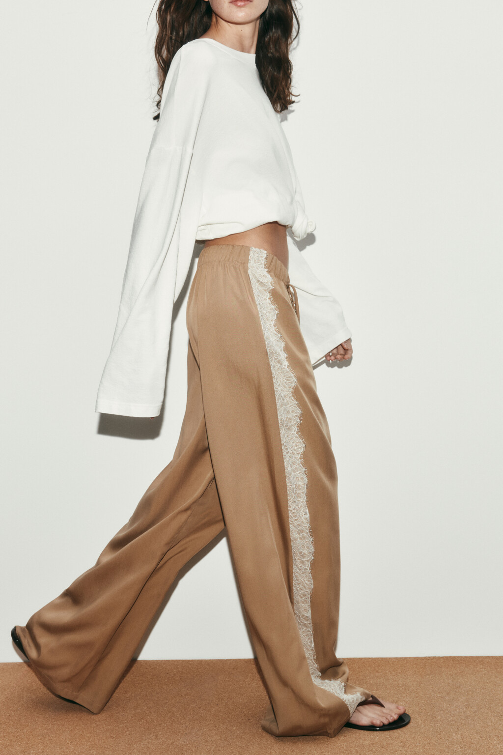 Брюки wide leg из тенсела на завязках с кружевом - цвет бежевый - 2