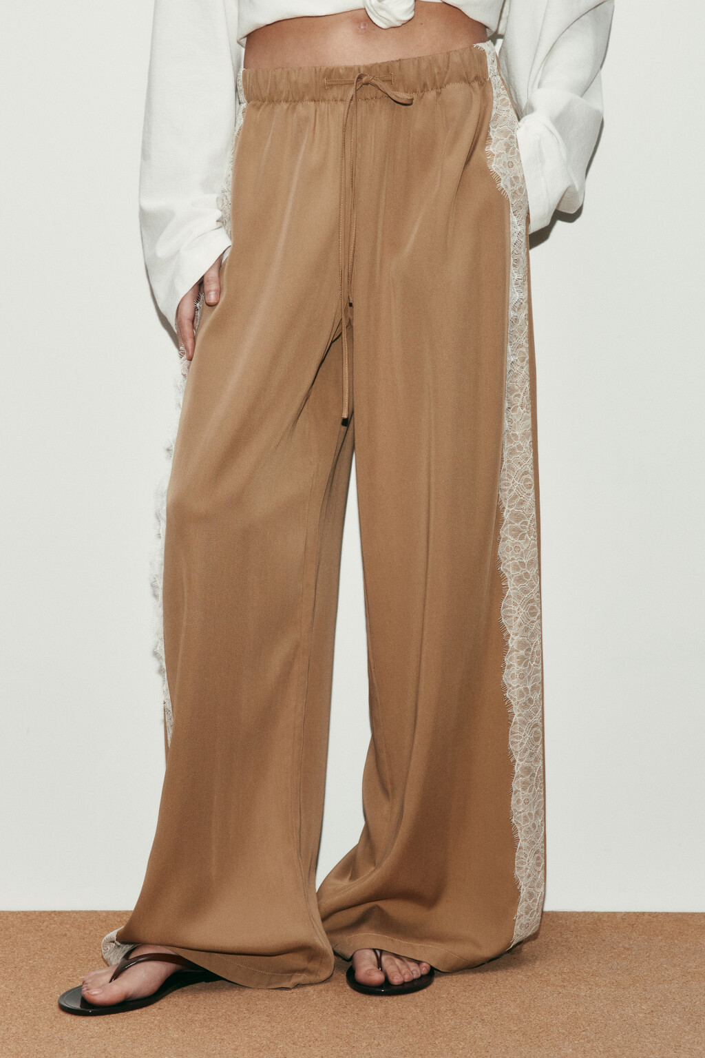 Брюки wide leg из тенсела на завязках с кружевом - цвет бежевый - 3