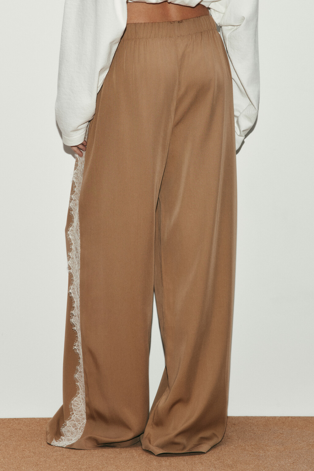 Брюки wide leg из тенсела на завязках с кружевом - цвет бежевый - 4