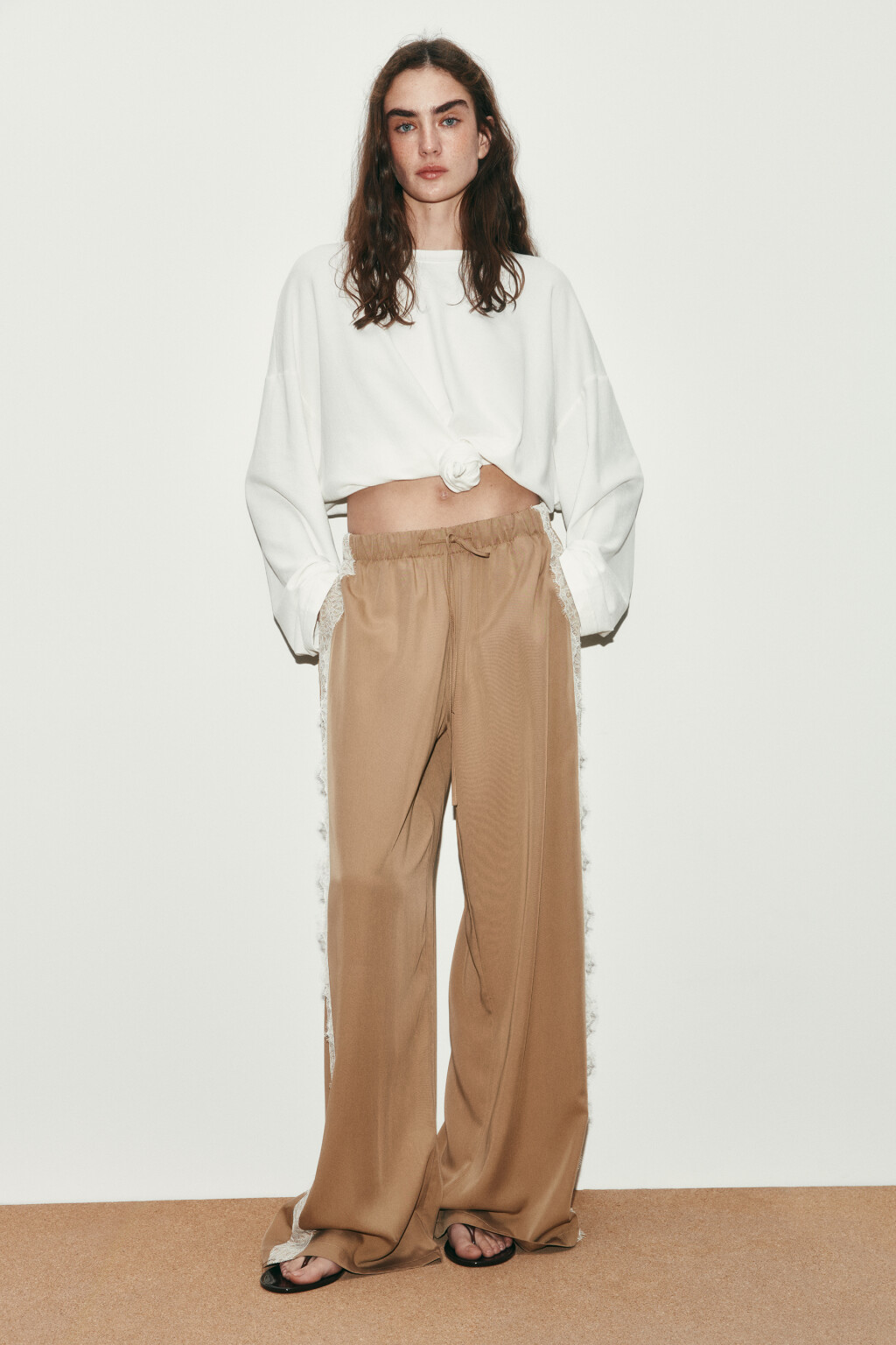 Брюки wide leg из тенсела на завязках с кружевом - цвет бежевый - 5