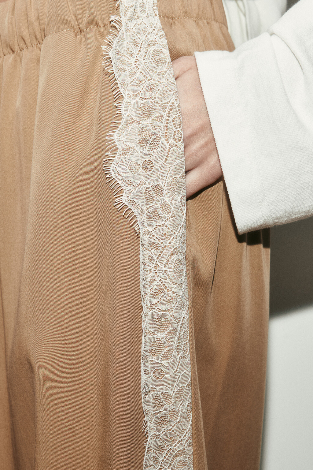 Брюки wide leg из тенсела на завязках с кружевом - цвет бежевый - 7