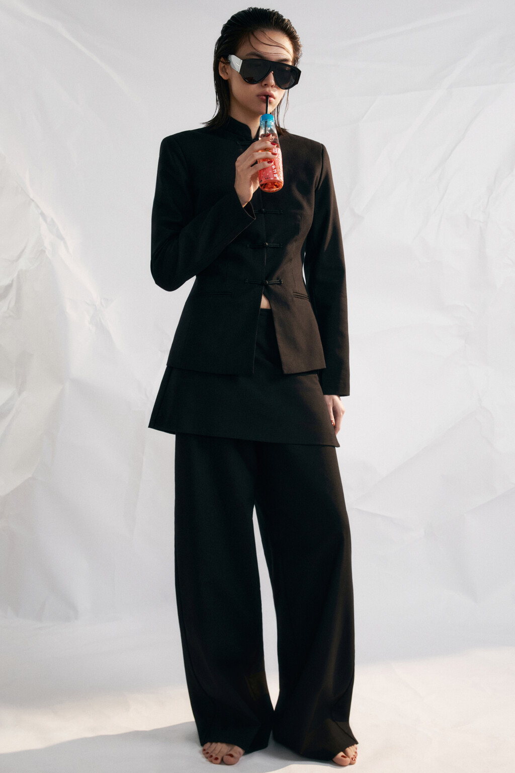 Брюки прямые со средней посадкой и баской - цвет черный - 1