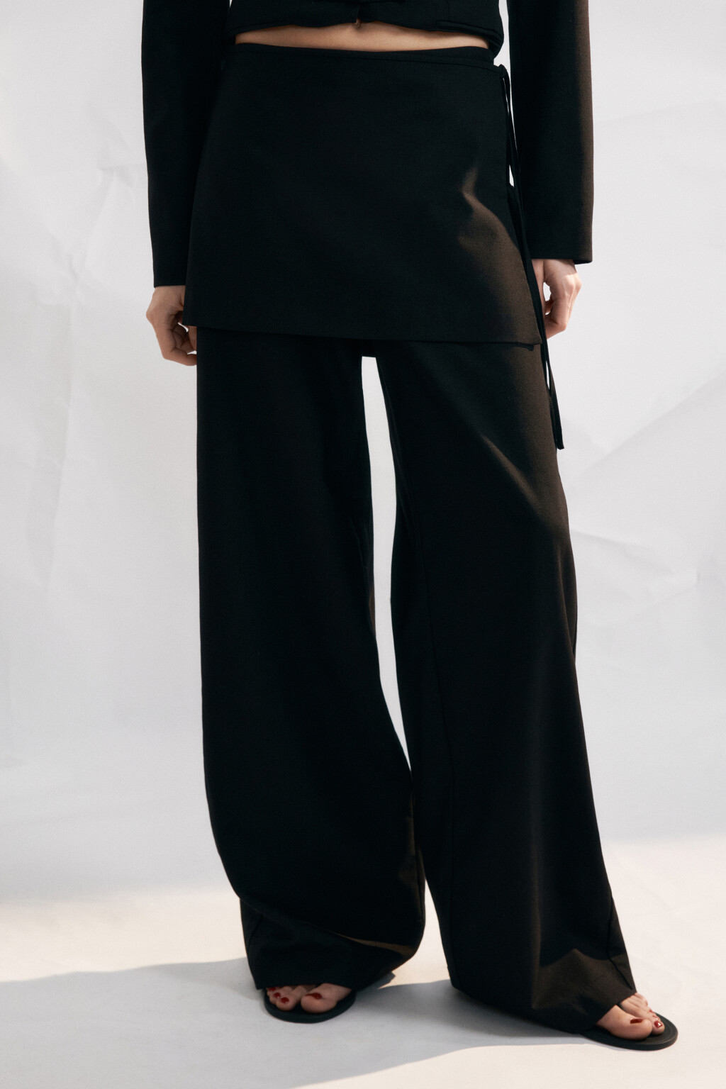 Брюки прямые со средней посадкой и баской - цвет черный - 2