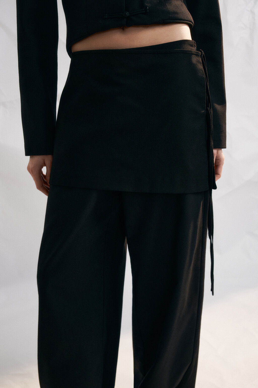 Брюки прямые со средней посадкой и баской - цвет черный - 5