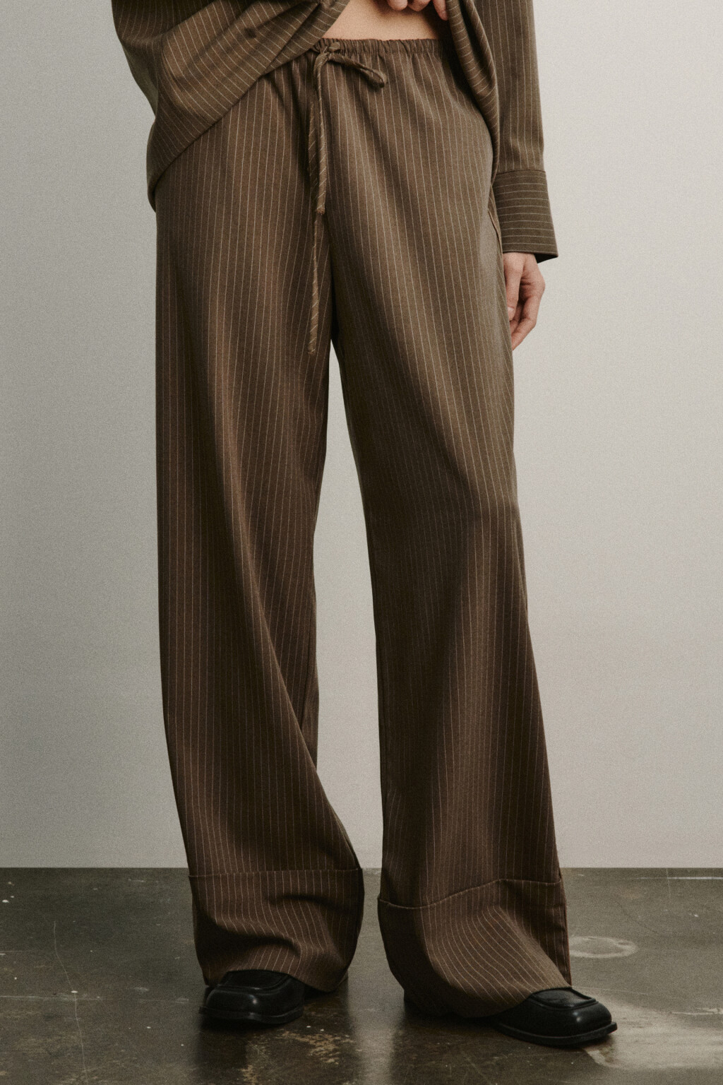 Брюки широкие с подворотами на завязках - цвет коричневый - 3