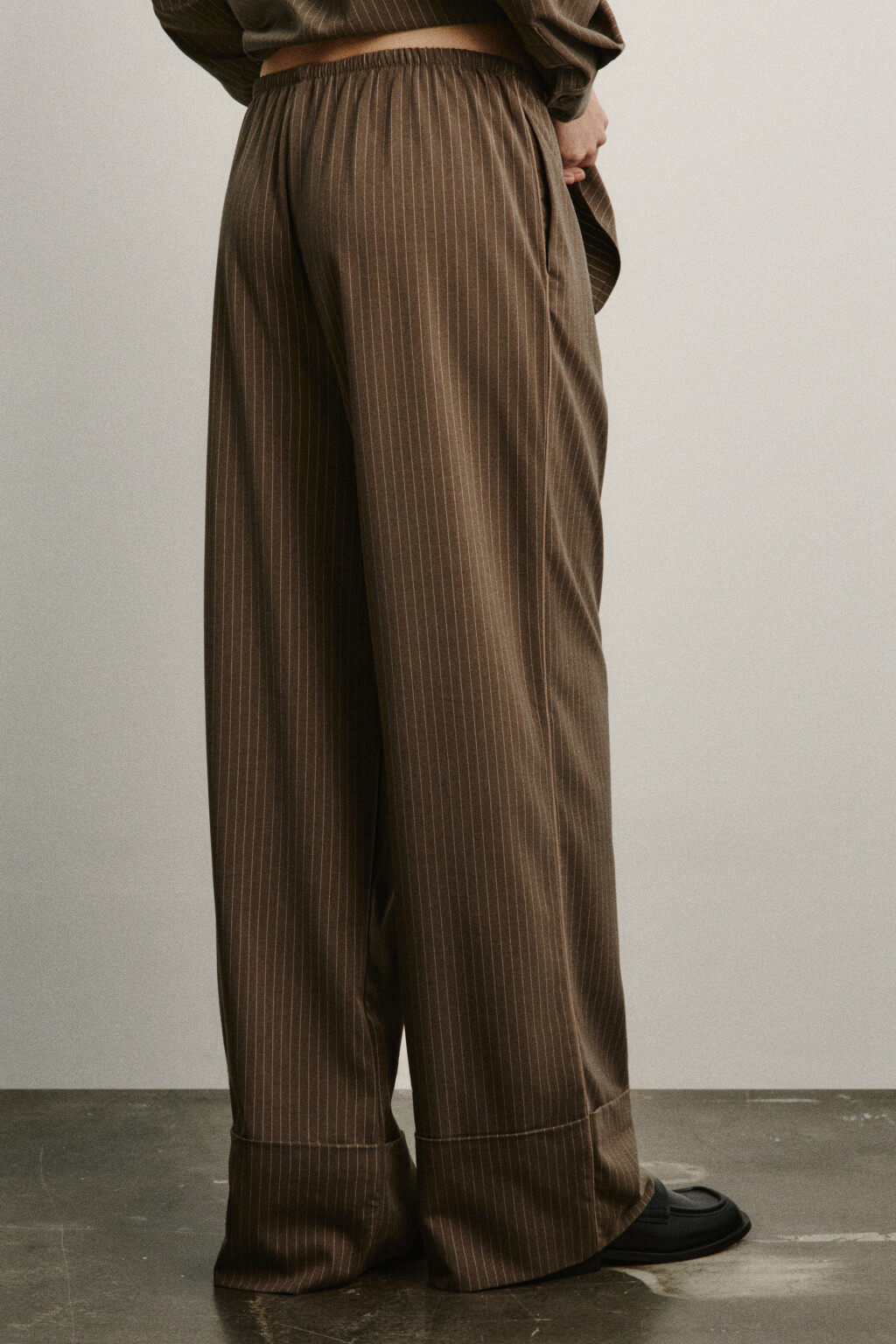 Брюки широкие с подворотами на завязках - цвет коричневый - 4