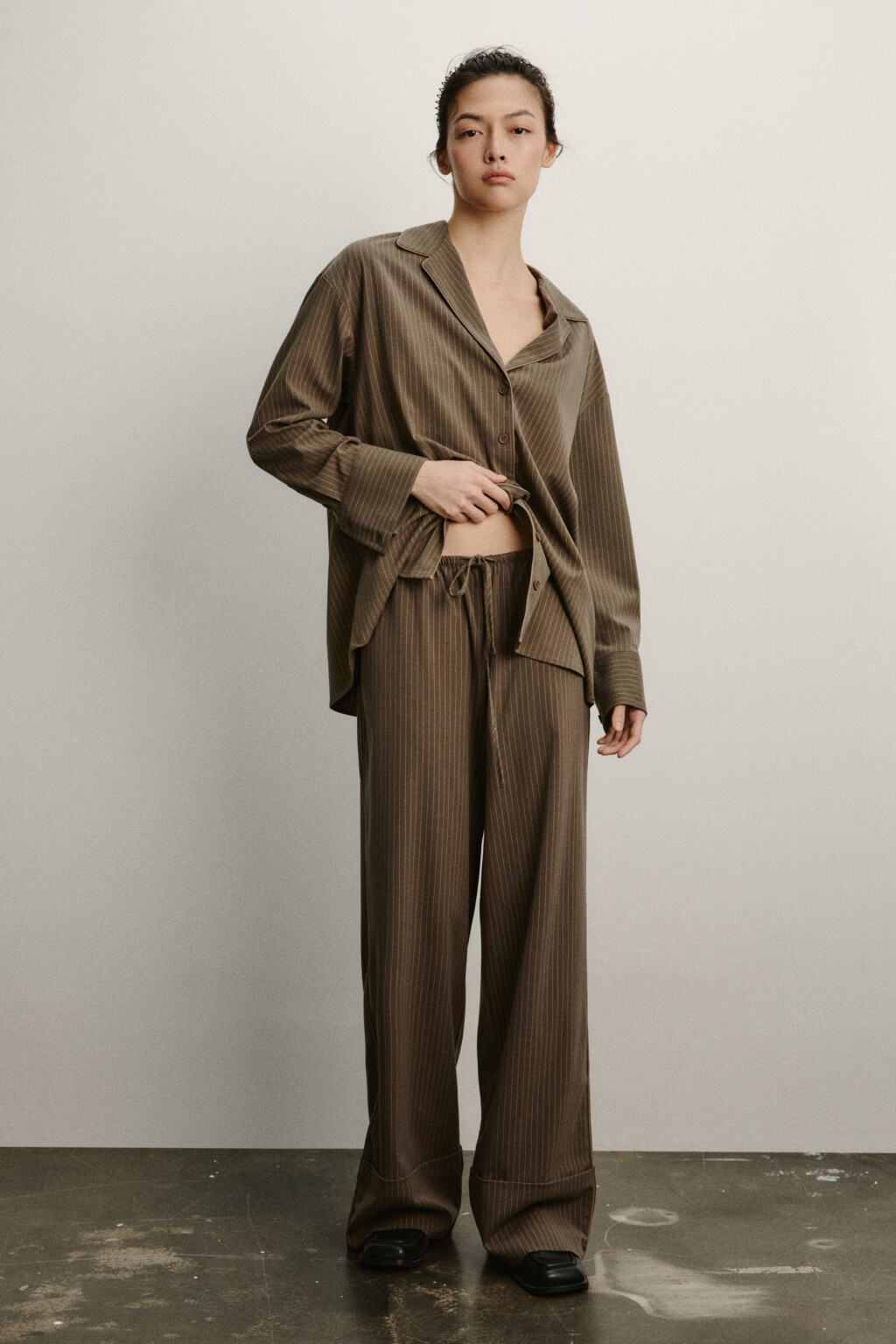 Брюки широкие с подворотами на завязках - цвет коричневый - 5