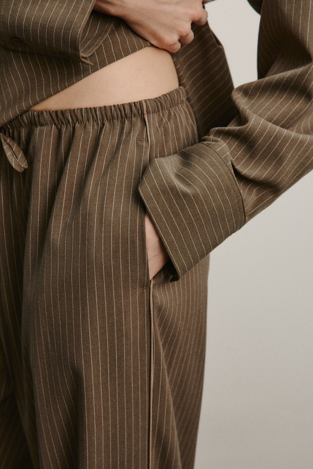 Брюки широкие с подворотами на завязках - цвет коричневый - 6